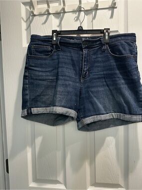 Universal Thread Dark Blue Rolled-Hem Denim Shorts